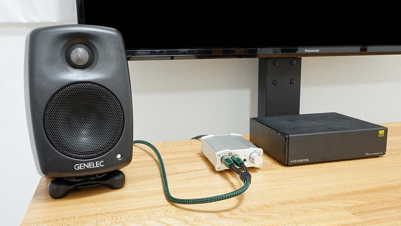 G Oneのサイズ感を生かしてコンパクトなUSB DACを使うのもお薦めだ。写真はiFi audioの「nano iDSD」と組み合わせたところ