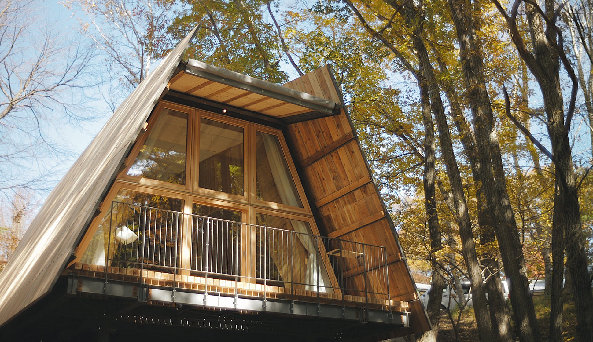 「自然の中にあるもう一つの家」― SANU 2nd HomeがGenelecのRAWフィニッシュを導入