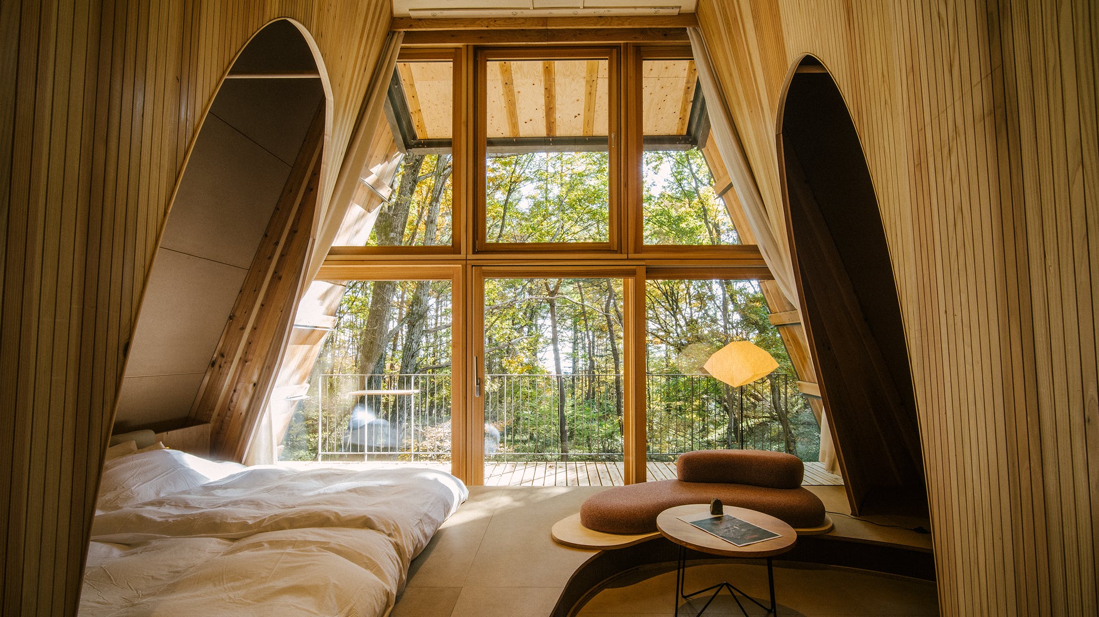 「自然の中にあるもう一つの家」― SANU 2nd HomeがGenelecのRAWフィニッシュを導入