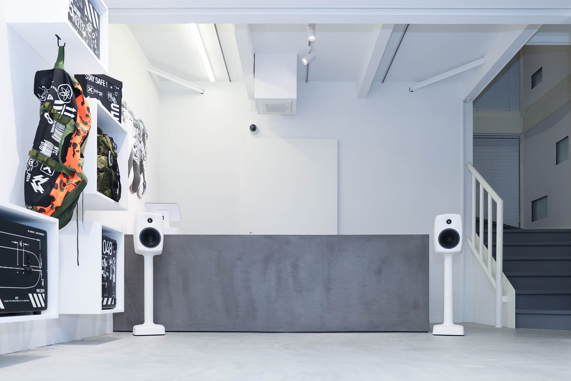 +81 GALLERY - 伝説的ストリート・アーティストの世界感を演出する6040R