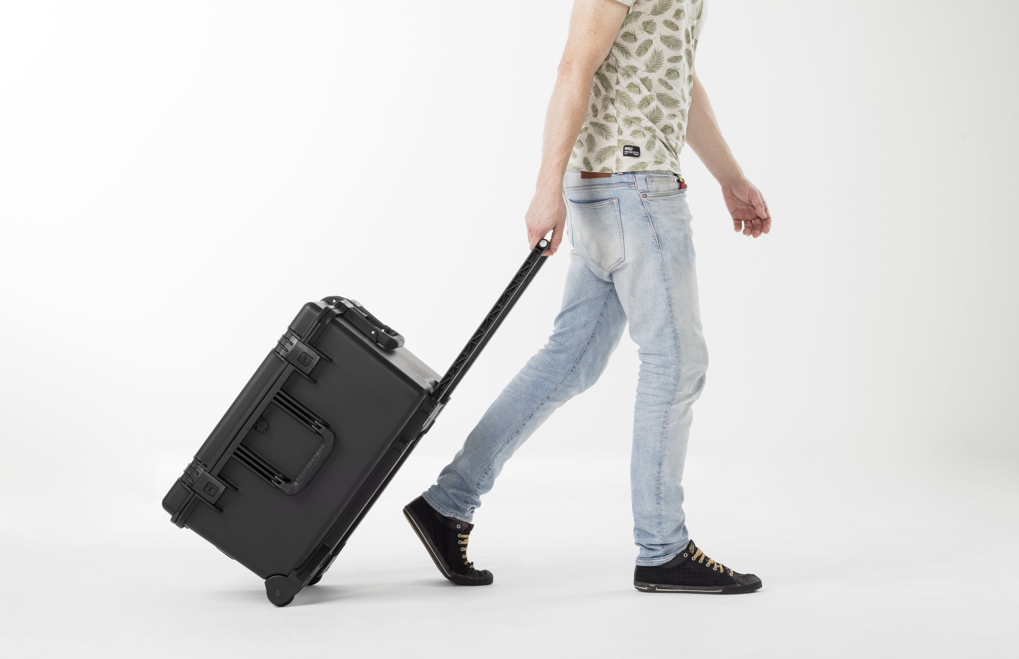 安定性の高いハンドルと快適なキャスター