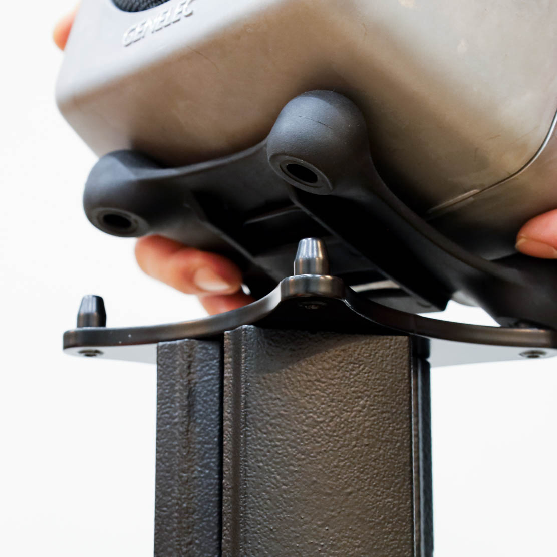 フィンランドの世界的デザイナーとコラボしたホーム向けスピーカー・スタンド「TRIOL(トリオール)スタンド」を発売