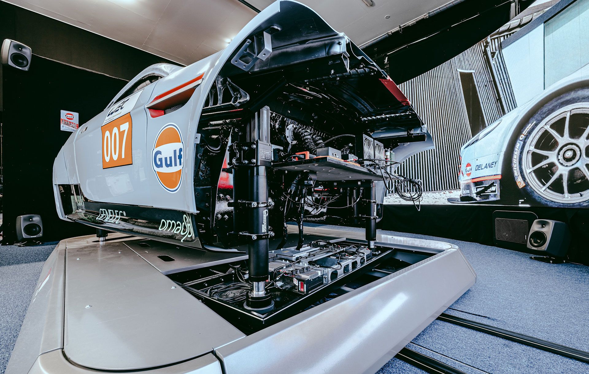 最新鋭のCAVEレーシング・シミュレーター