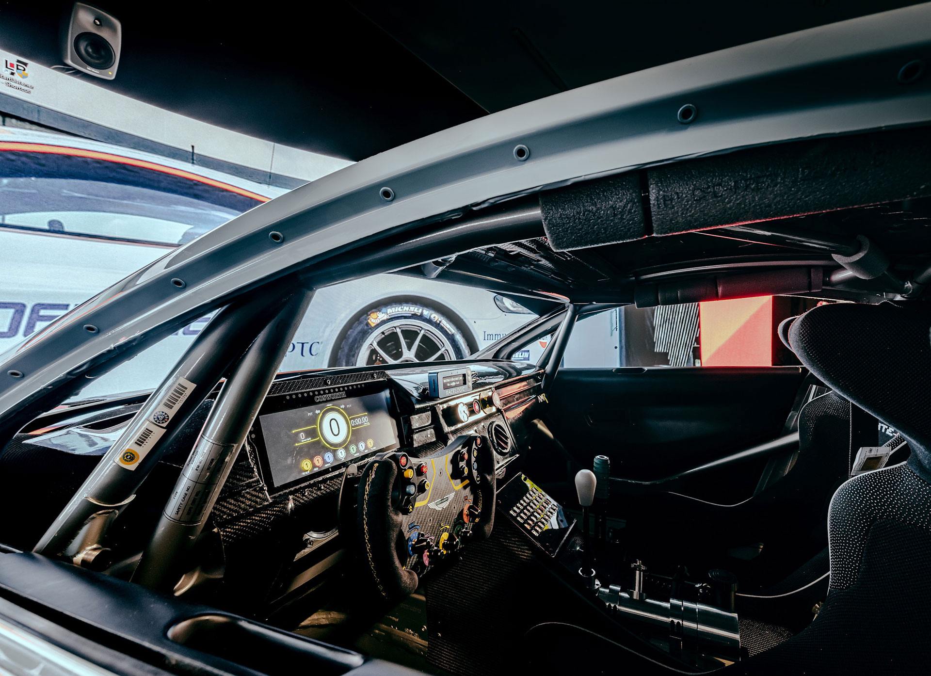 CAVEレーシング・シミュレーターのコックピット
