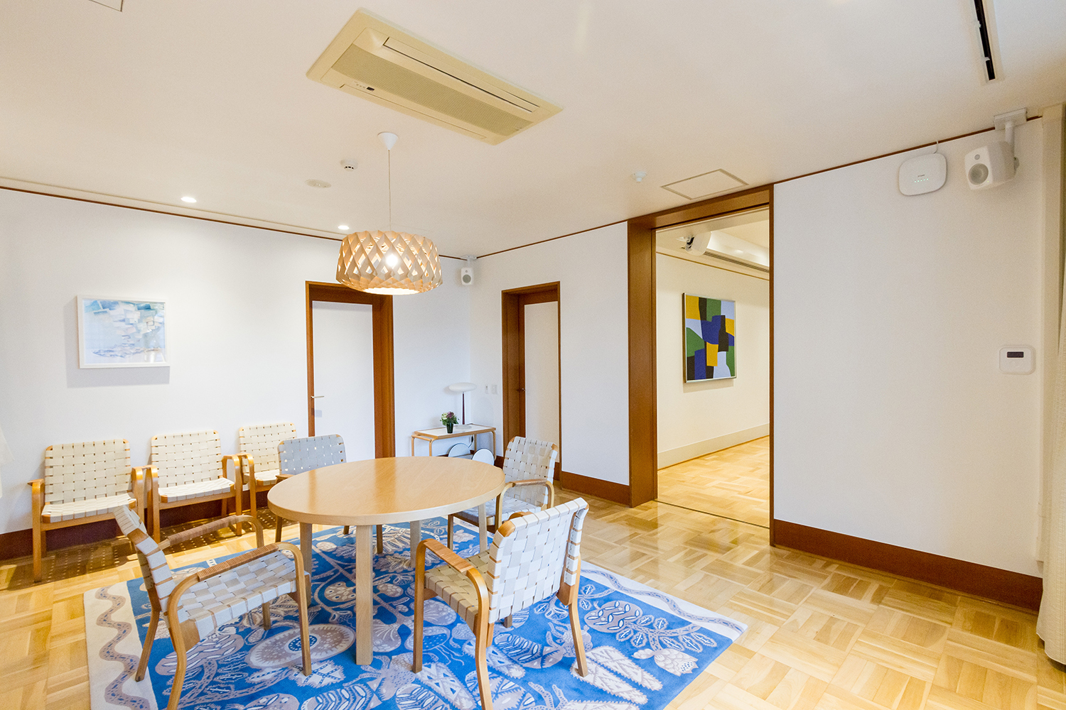 会議室にインストールされた4420