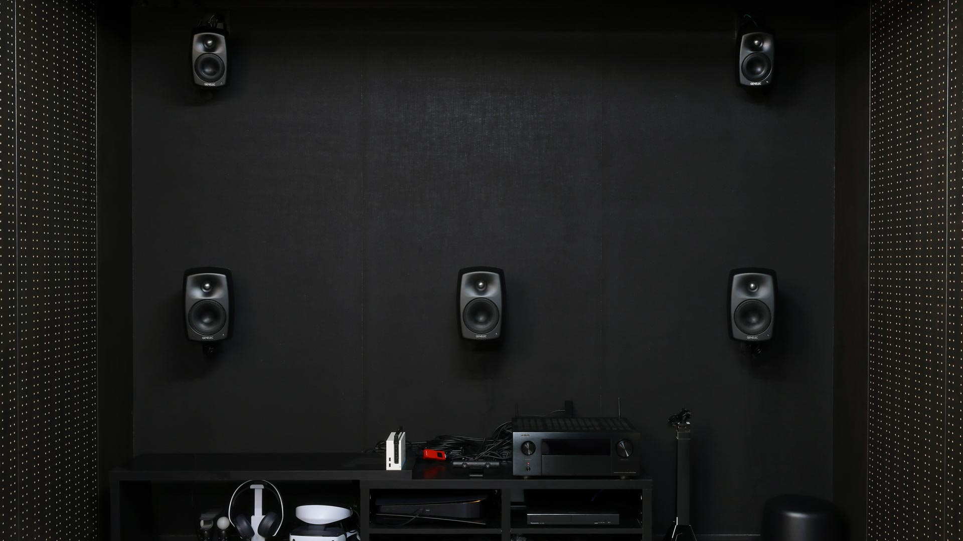 Genelecがぐるりと囲む "自分専用の全部入りホームシアター" 