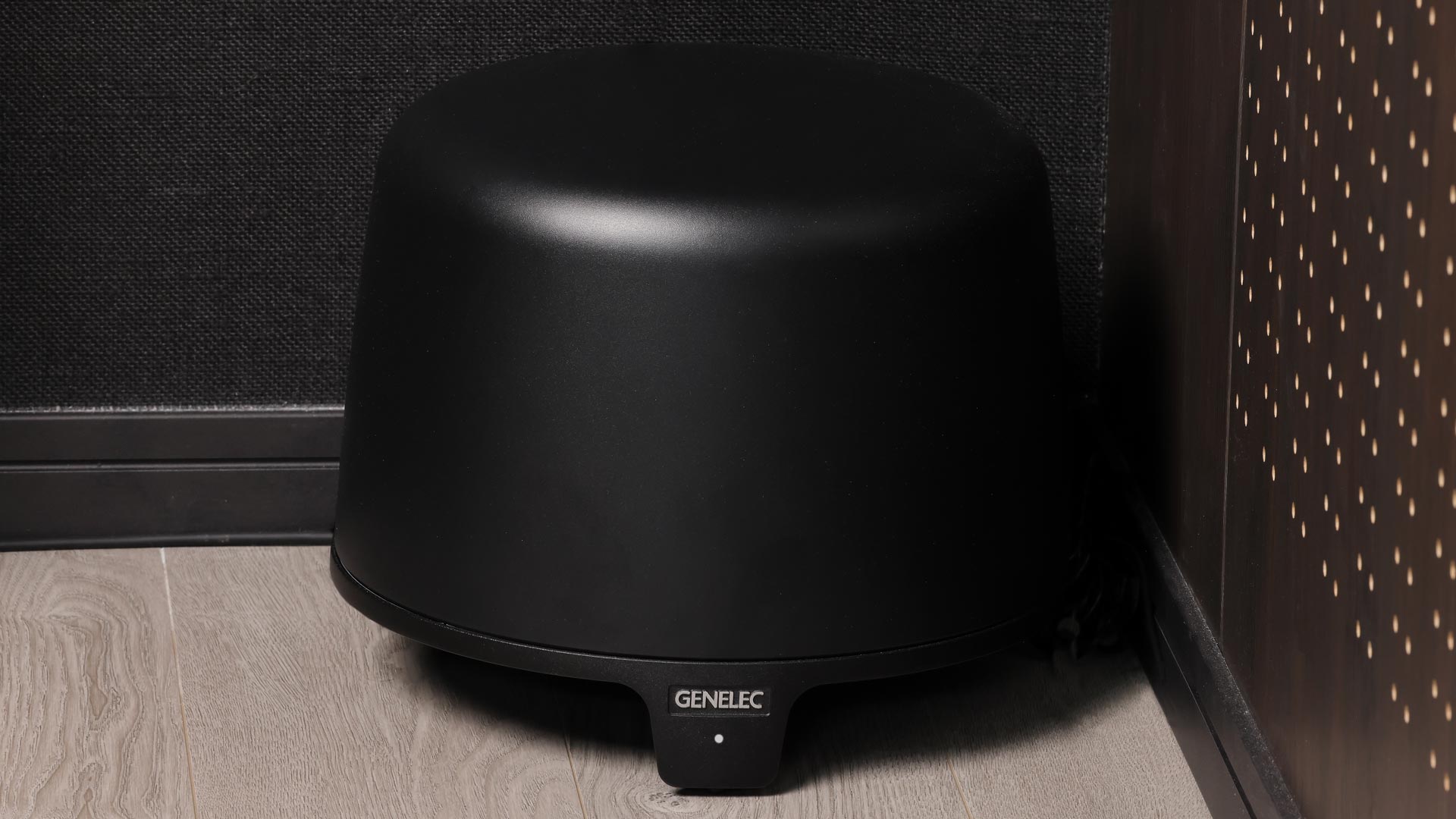 Genelecがぐるりと囲む "自分専用の全部入りホームシアター" 