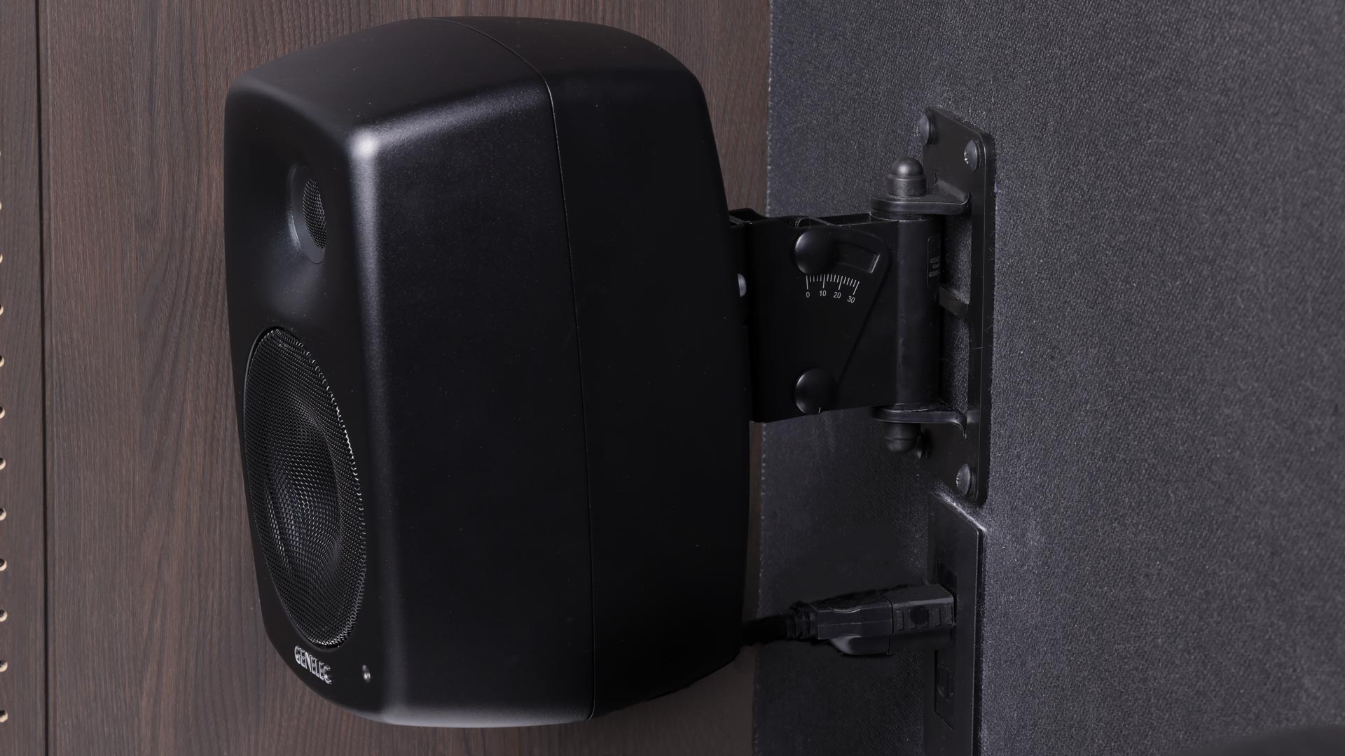 Genelecがぐるりと囲む "自分専用の全部入りホームシアター" 