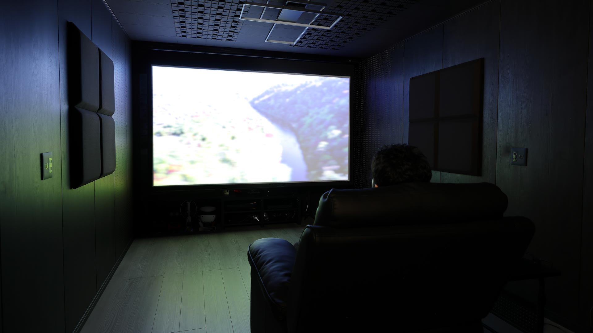 Genelecがぐるりと囲む自分専用の 