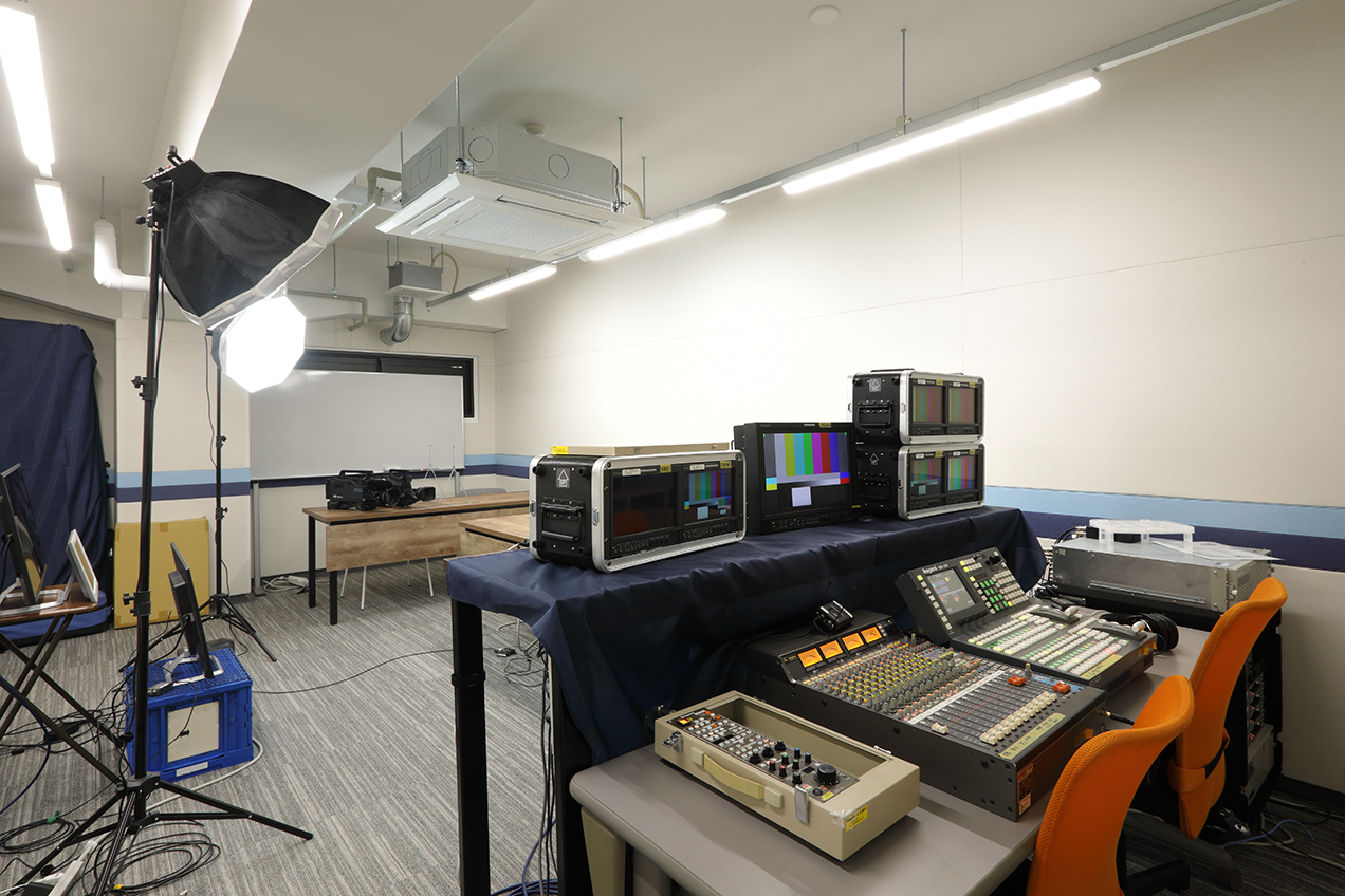 別フロアに設置された編集室