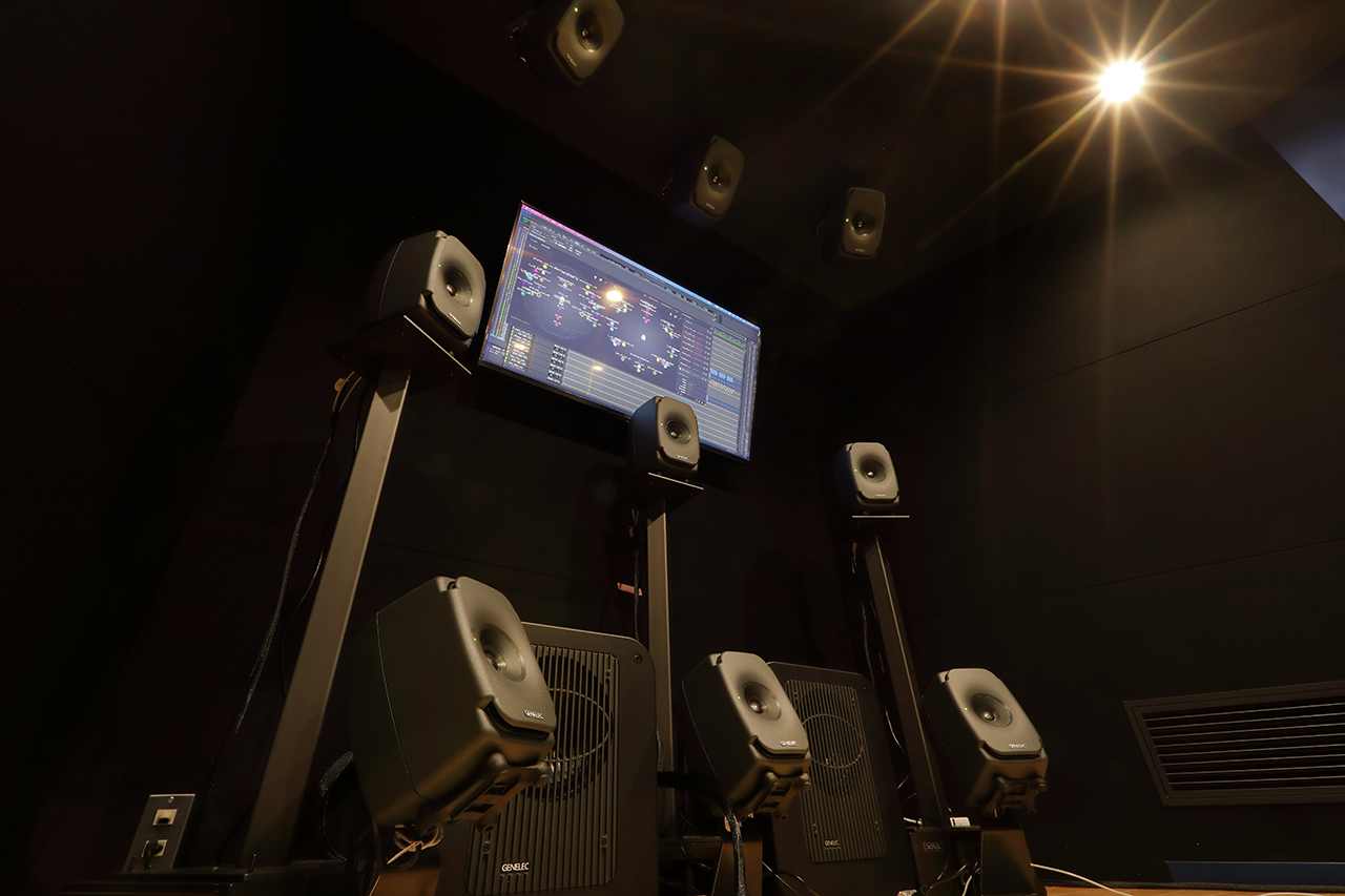 全天球を描くように山麓丸スタジオに設置された8331