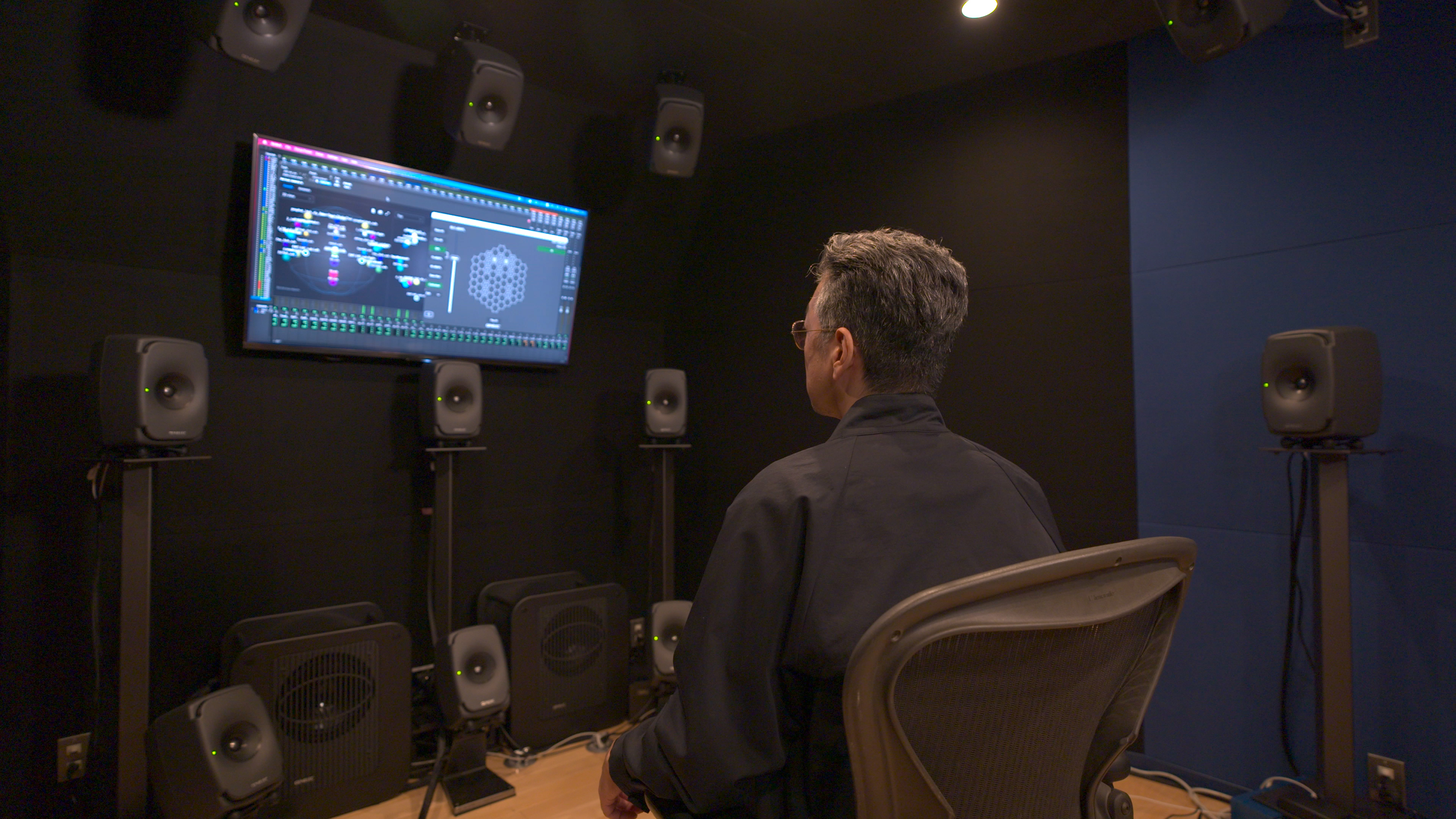 モニタリング作業中のChester Beatty氏。360RAのモニタリングでは、優れた指向性が重要という観点から同軸型スピーカーを選択したと話す