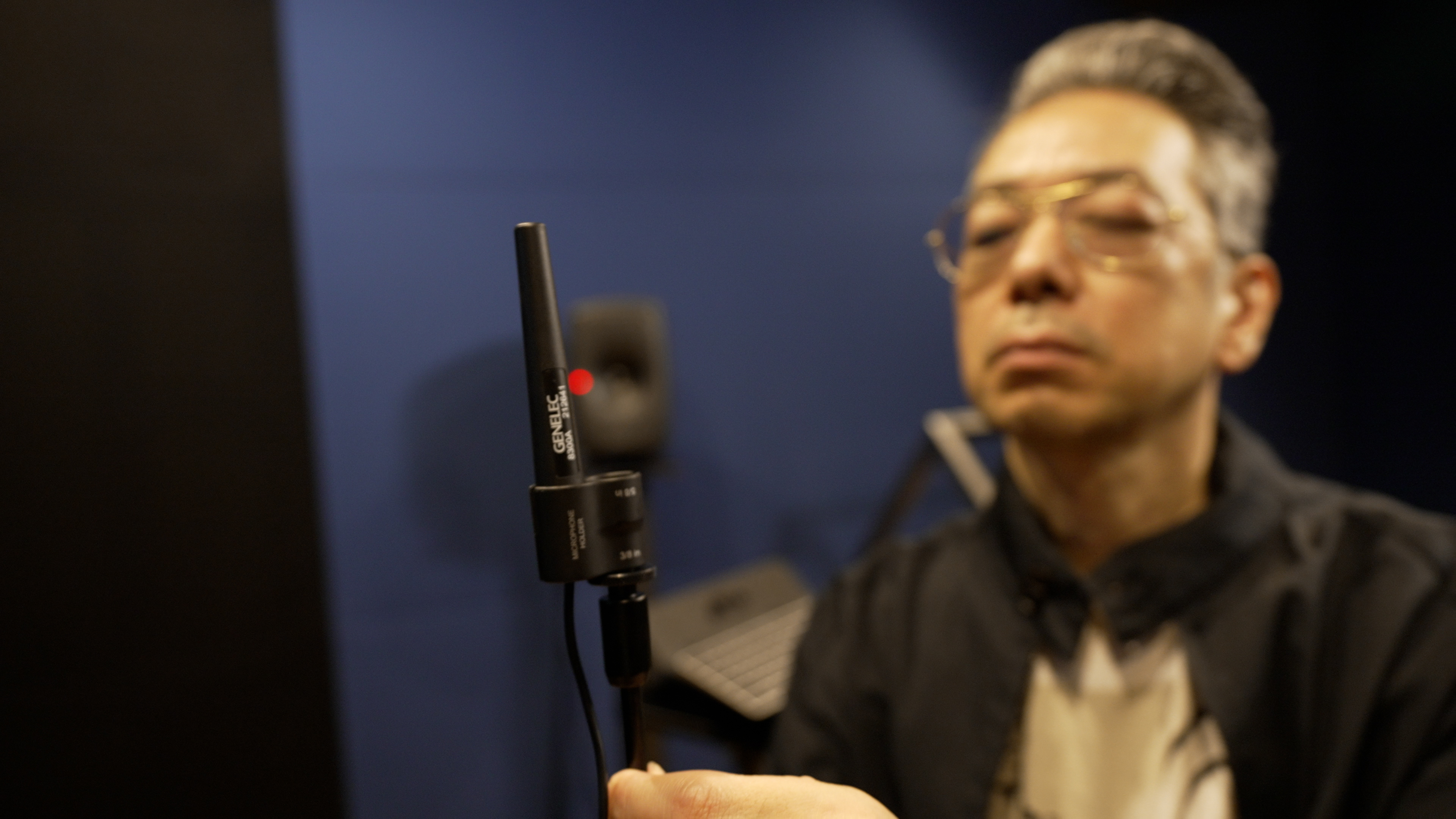 GLMの測定用マイクロフォンをセッティングしている様子。GLMを使うことで360度の音が明快な全天球で聴こえるようになったと話す