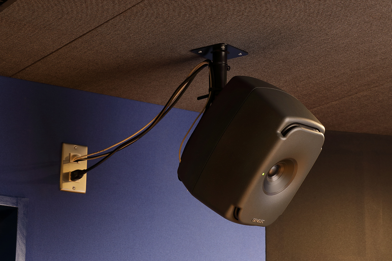 天井に設置された8331。豊富に用意されたマウント・アクセサリーによって自由な設置が可能となる