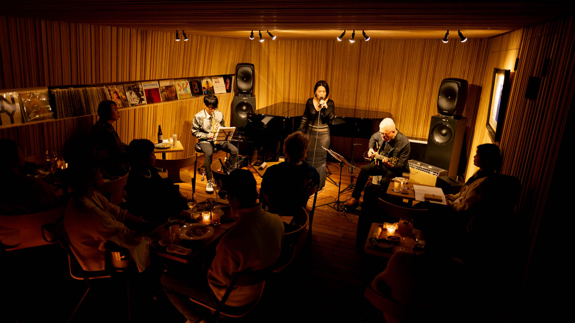 THE MOMENT JAZZ CLUB