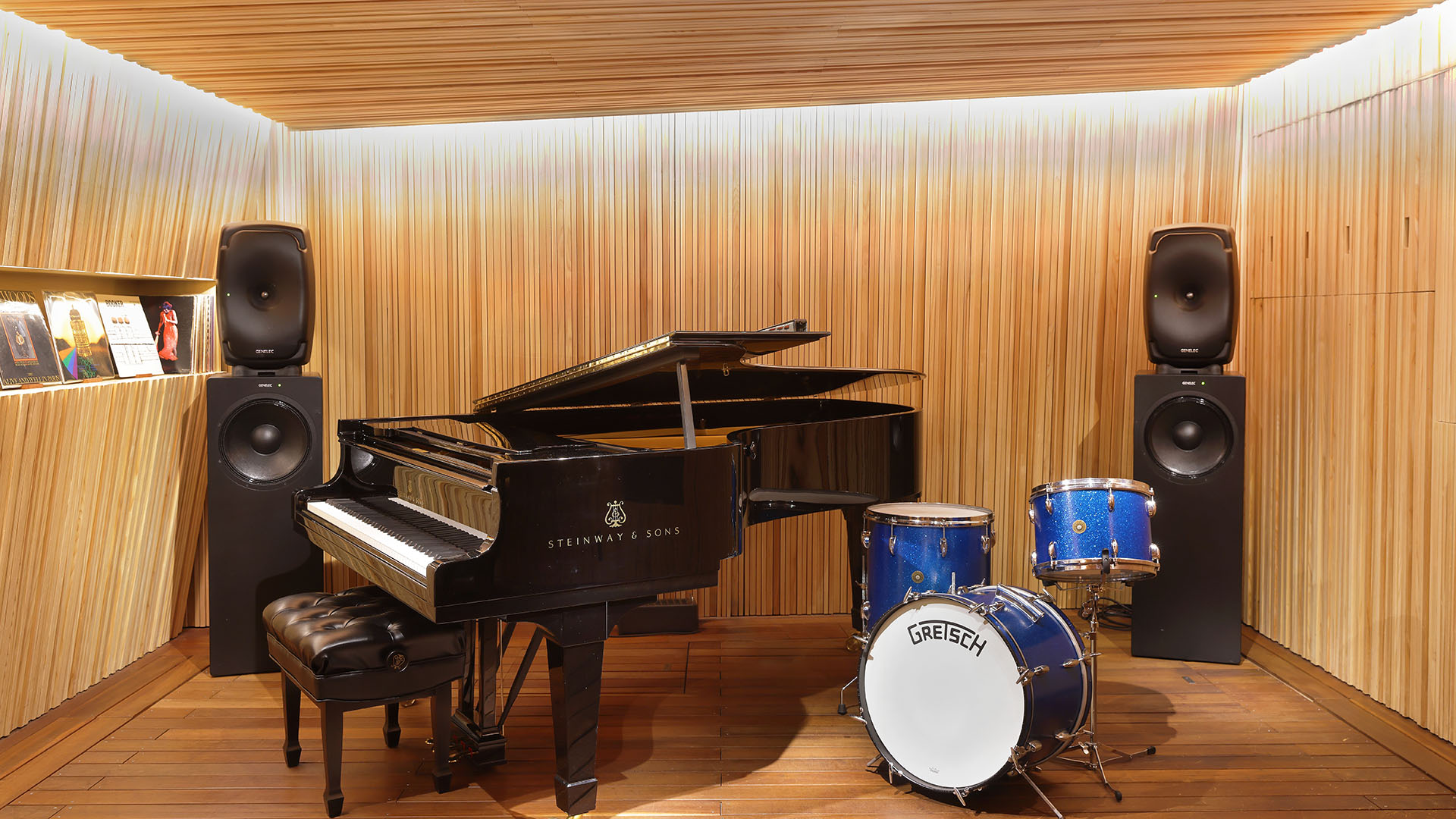 THE MOMENT JAZZ CLUB