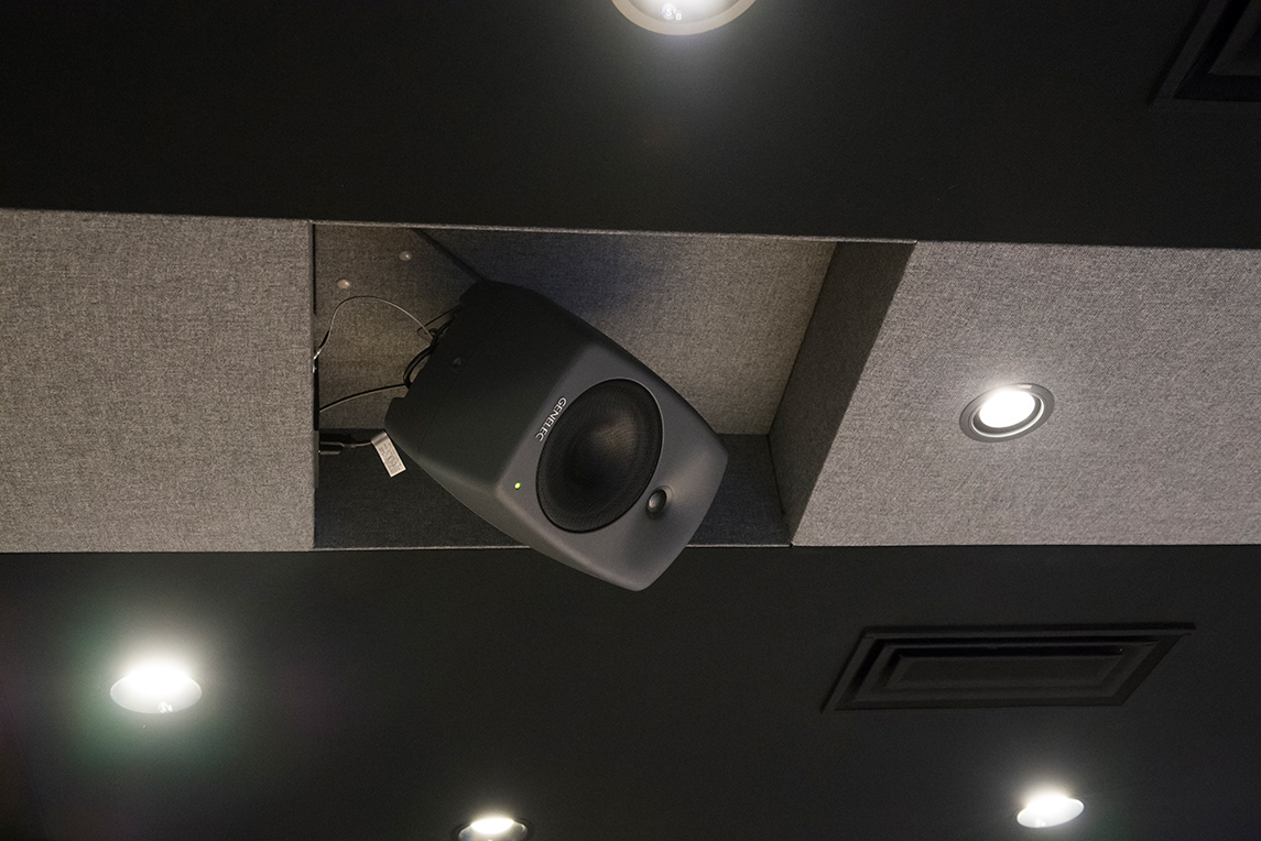 ハイトサラウンド用に天井に吊るされた
							  8040