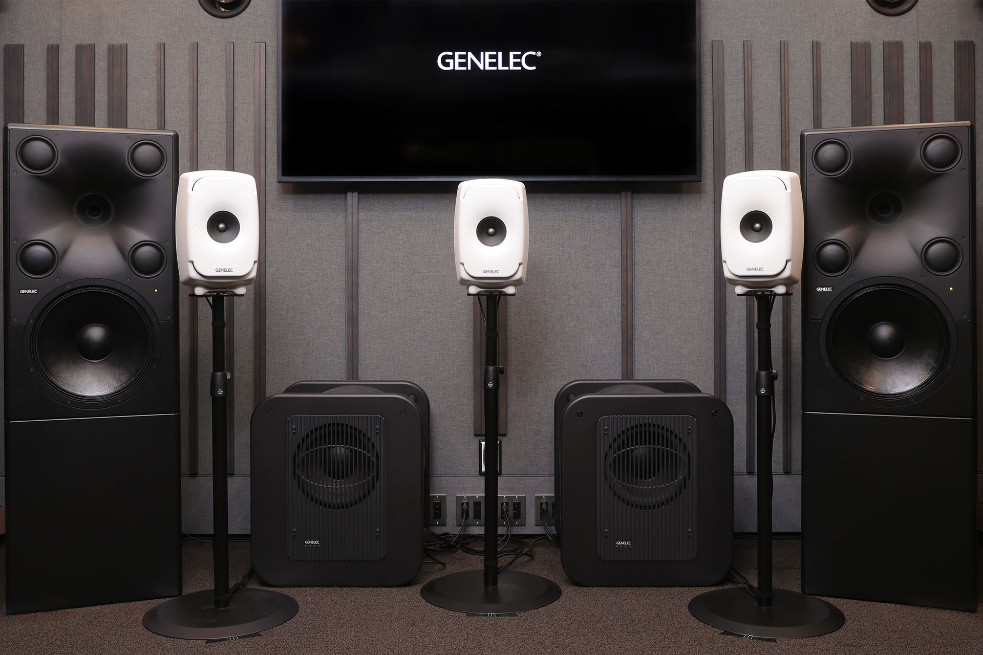 Main Monitor & Immersive Room